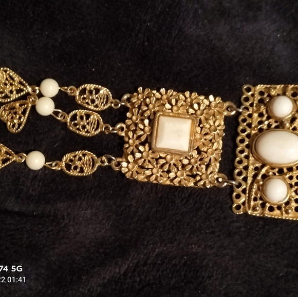 Goldtone brooch with white stones - Picture 5 of 5